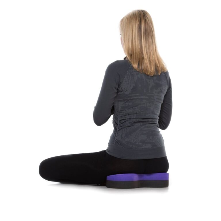 Woman demonstrates effortless good posture with the Standard size Buttafly, ergonomically designed by a physiotherapist for comfort and ease.